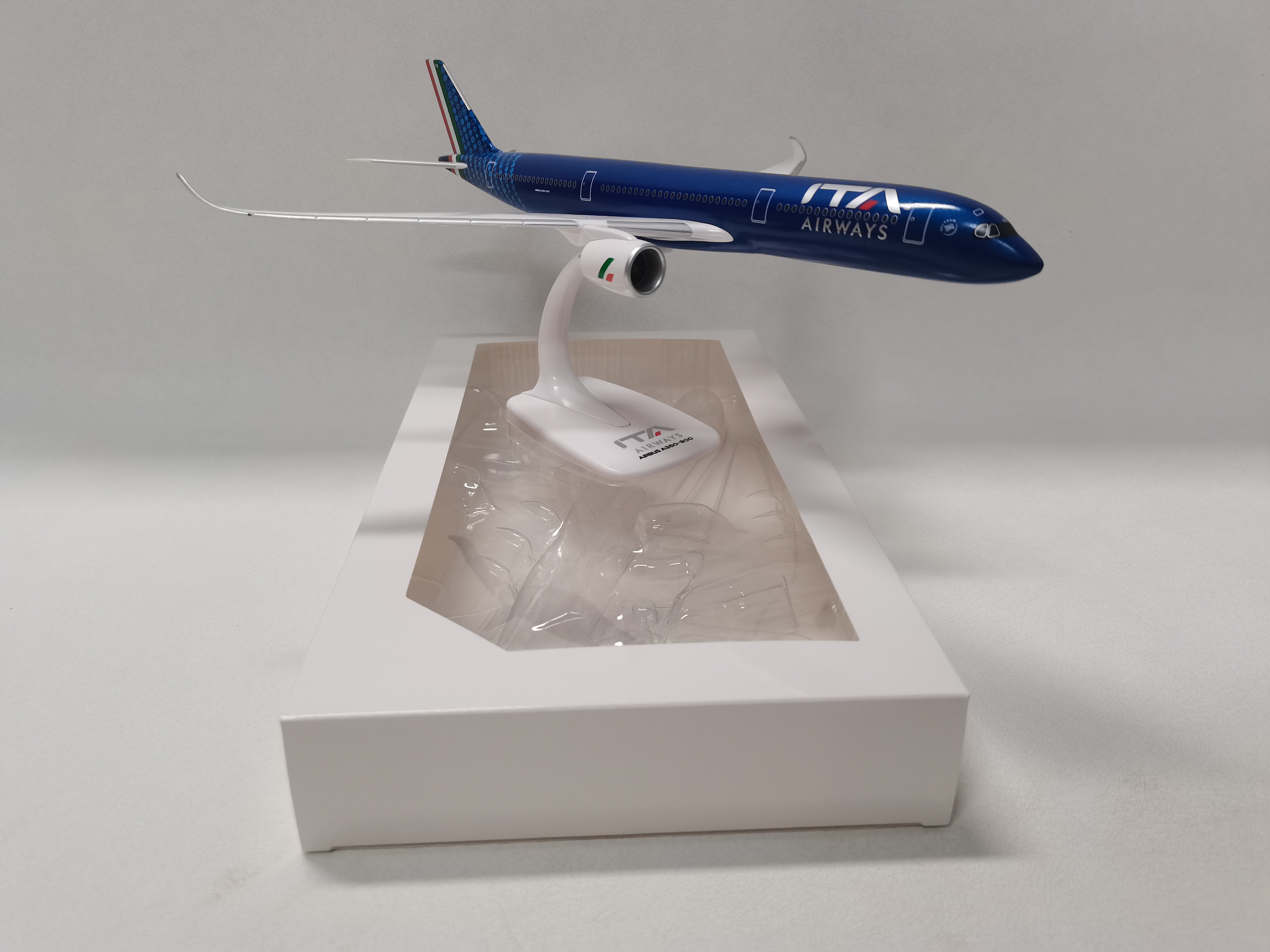 A350-900 Italy ITA Airways Pla - Model Kit Italeri review and price